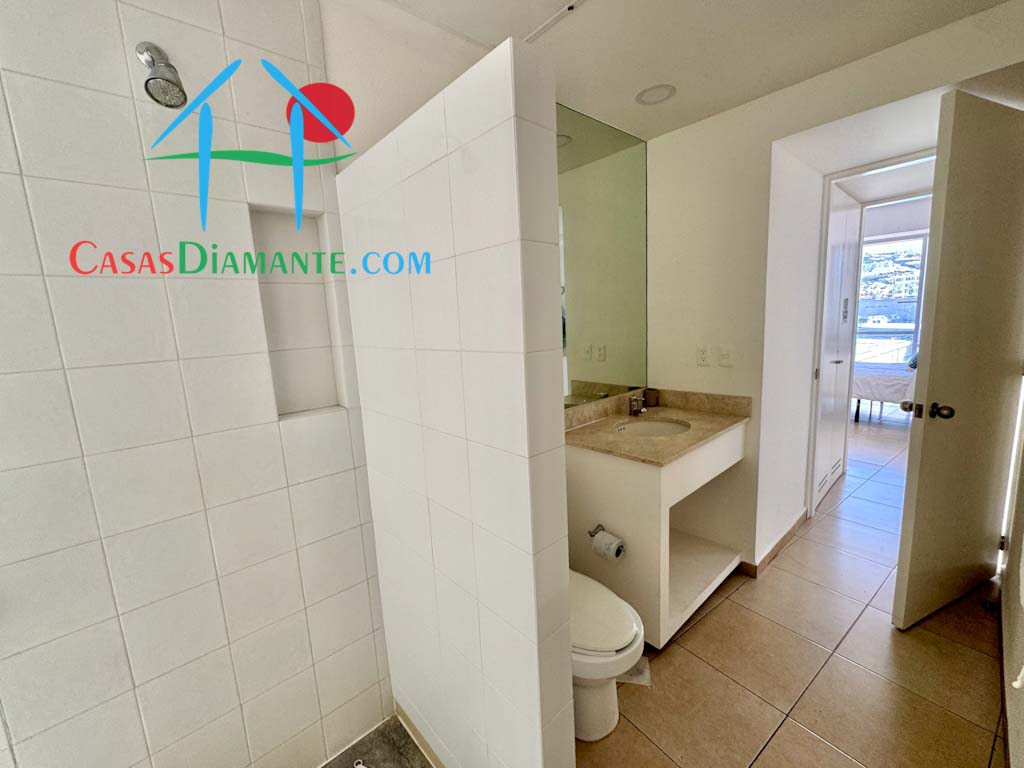 Acqualina Skylife Sur 402 - Baño completo 2